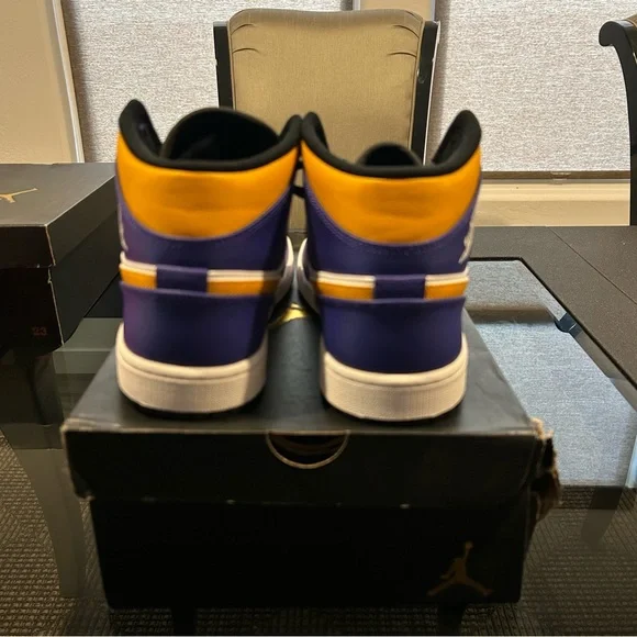 Jordan 1 Mid Size 10 Lakers (DQ8426-517) - Picture 6 of 7